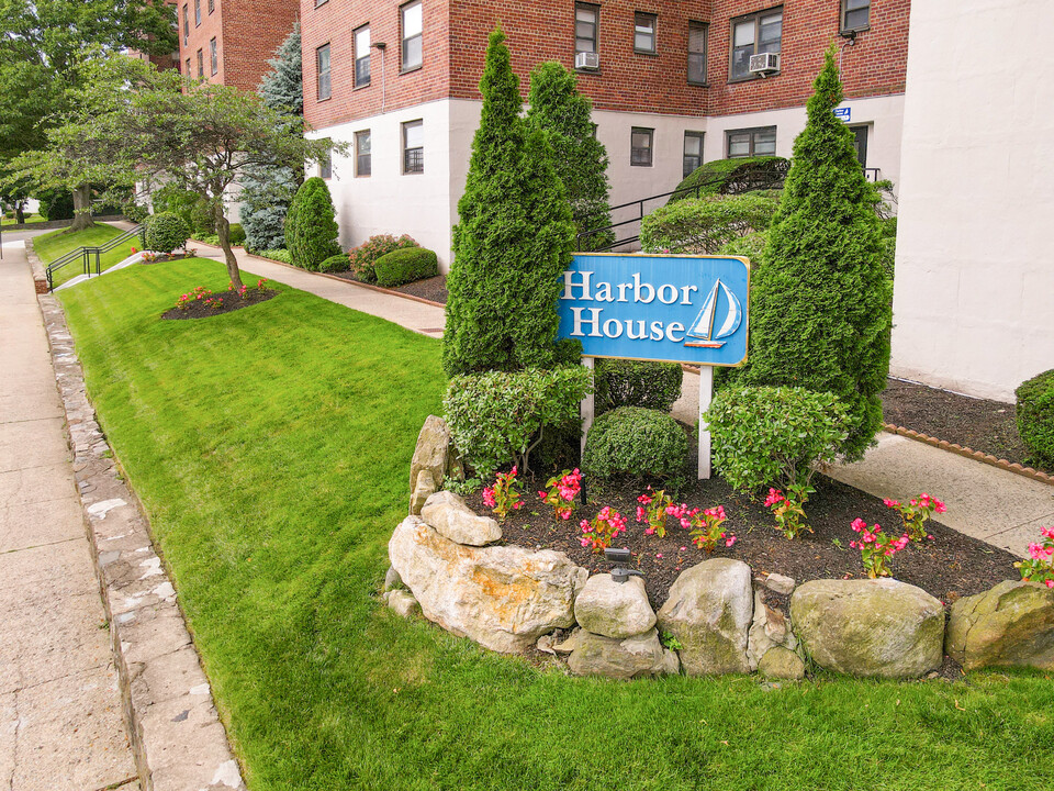 Harbor House in New Rochelle, NY - Foto de edificio