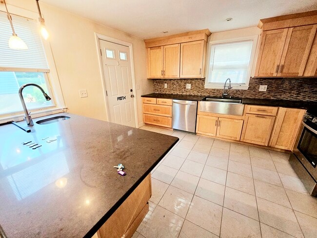 11 Rockland Pl in Newton, MA - Foto de edificio - Building Photo