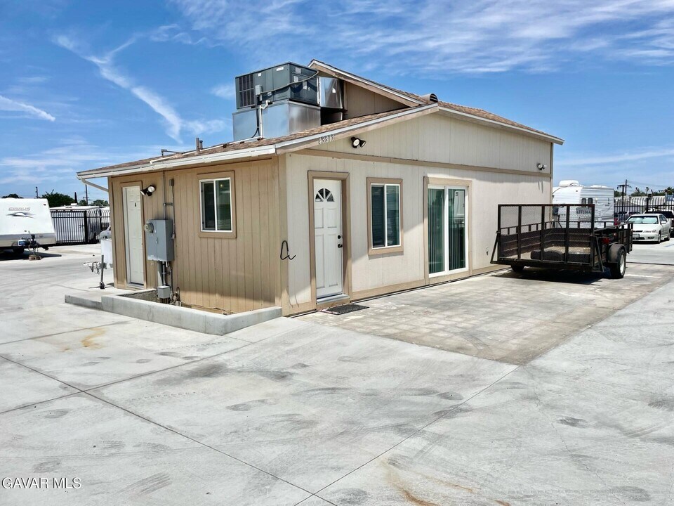 43813 Sierra Hwy in Lancaster, CA - Building Photo