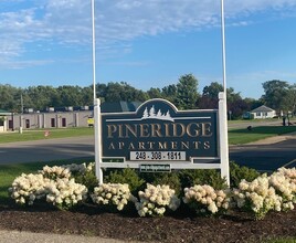 Pine Ridge Apartments in Highland, MI - Foto de edificio - Building Photo