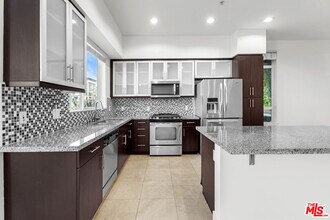 12920 W Runway Rd in Los Angeles, CA - Building Photo - Building Photo