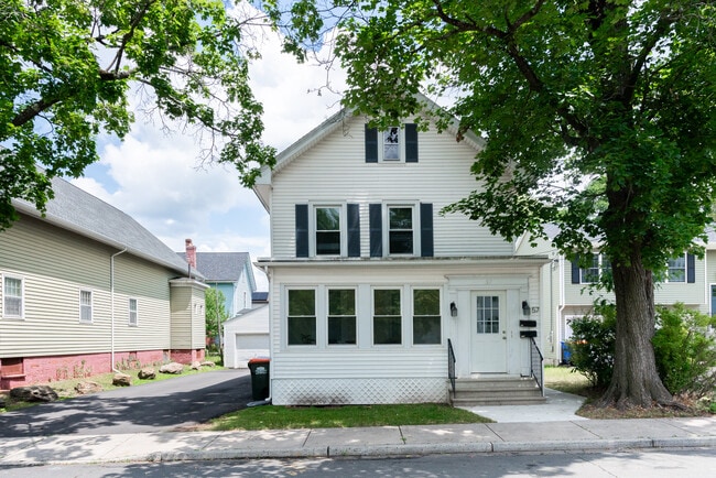 57 Germania St, Unit 1st fl in Southington, CT - Foto de edificio - Building Photo