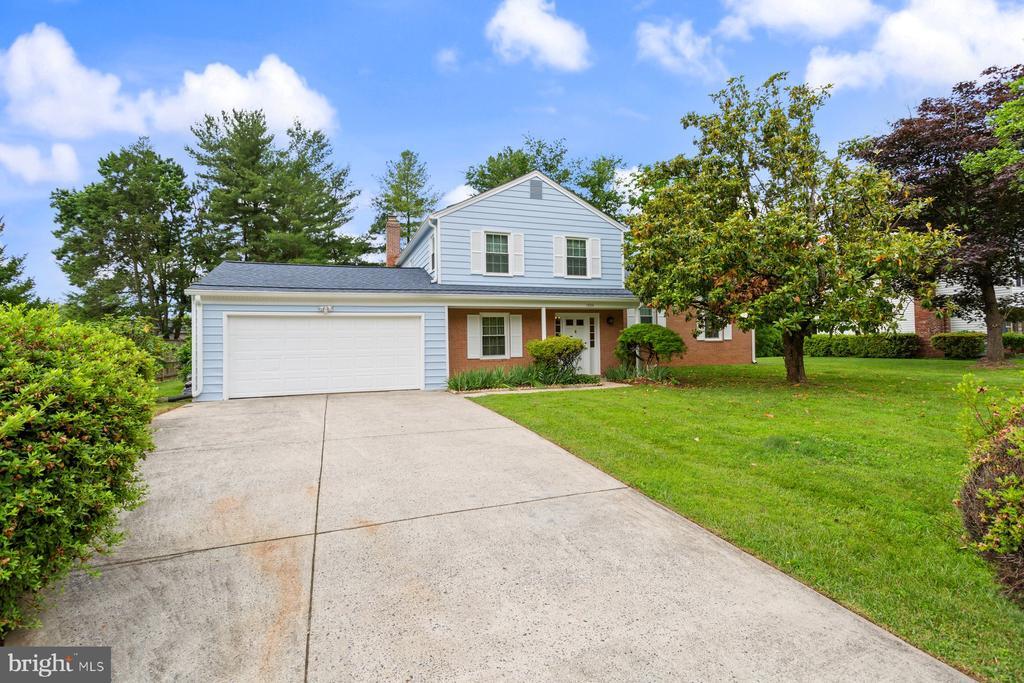 15104 Manor Lake Dr in Rockville, MD - Building Photo