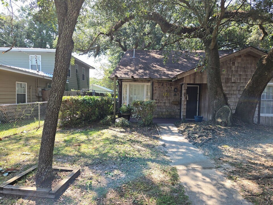 171 St Charles Ave in Biloxi, MS - Building Photo