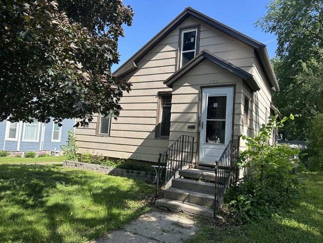 706 W Lincoln Ave