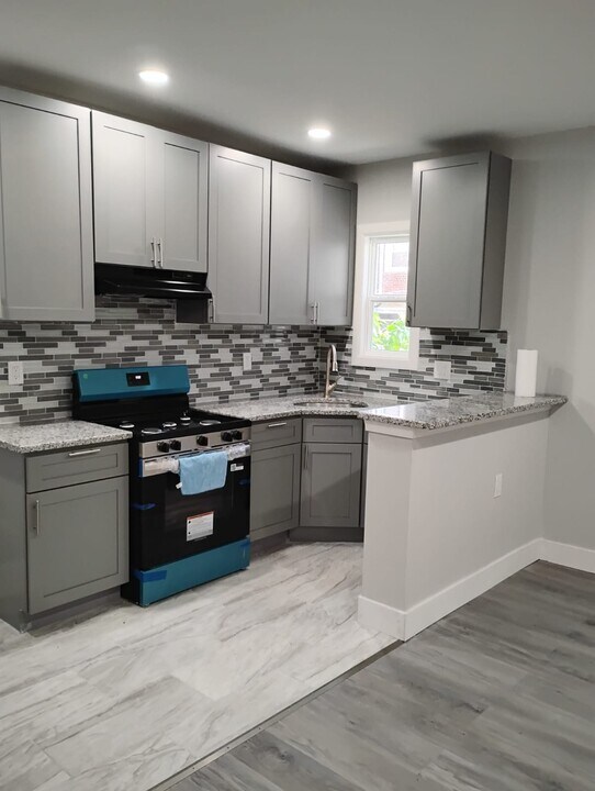 527 S Redfield St in Philadelphia, PA - Building Photo