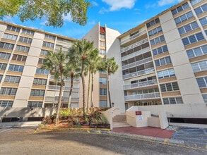 6901 Environ Blvd in Lauderhill, FL - Foto de edificio - Building Photo