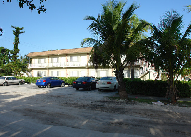 Croissant Apartments in Fort Lauderdale, FL - Building Photo - Building Photo