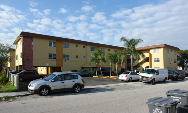 Jade Lynn Apartments in Hollywood, FL - Building Photo - Building Photo