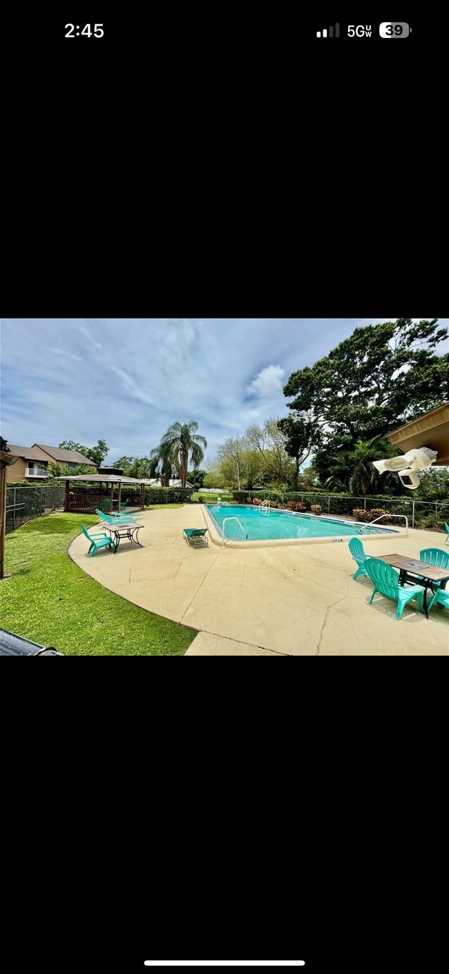 1884 Clearbrooke Dr in Clearwater, FL - Foto de edificio - Building Photo
