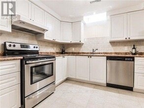 217 Flagstone Way in Newmarket, ON - Building Photo - Building Photo