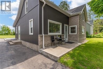 9056 Airport Rd in Hamilton, ON - Building Photo - Building Photo
