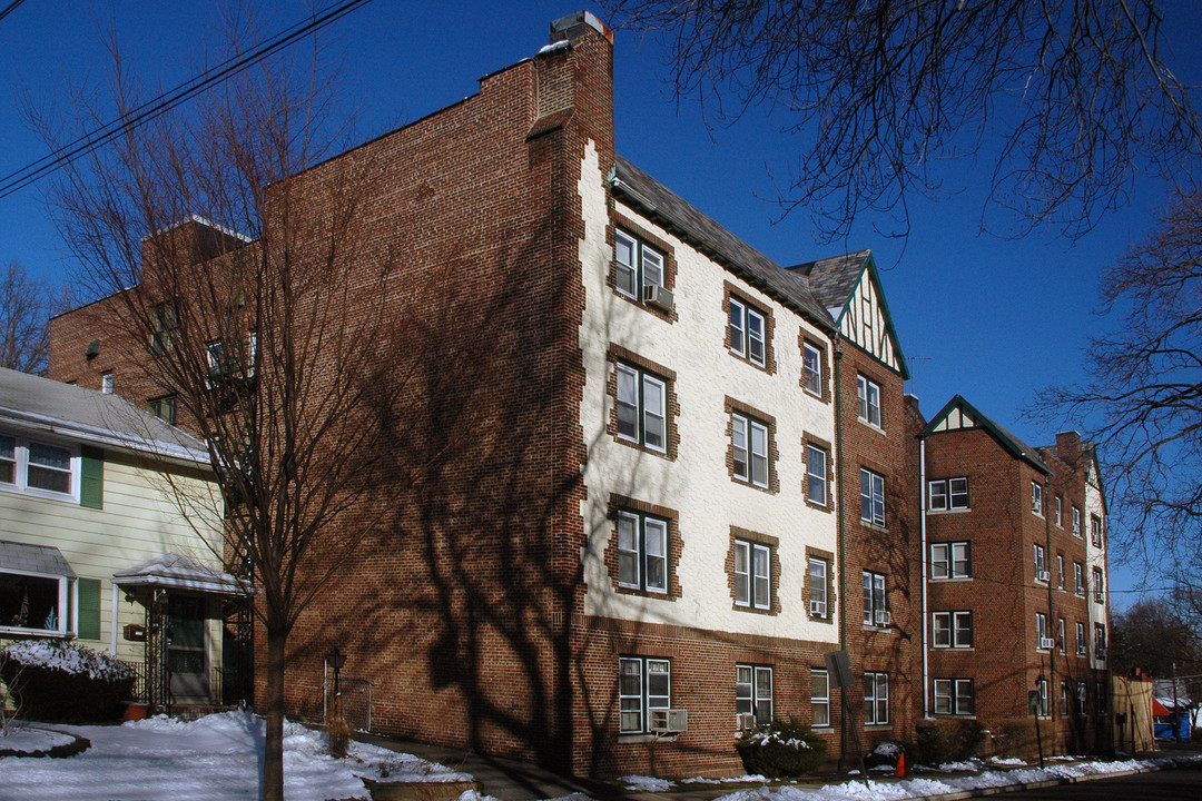 17 W Englewood Ave in Teaneck, NJ - Foto de edificio