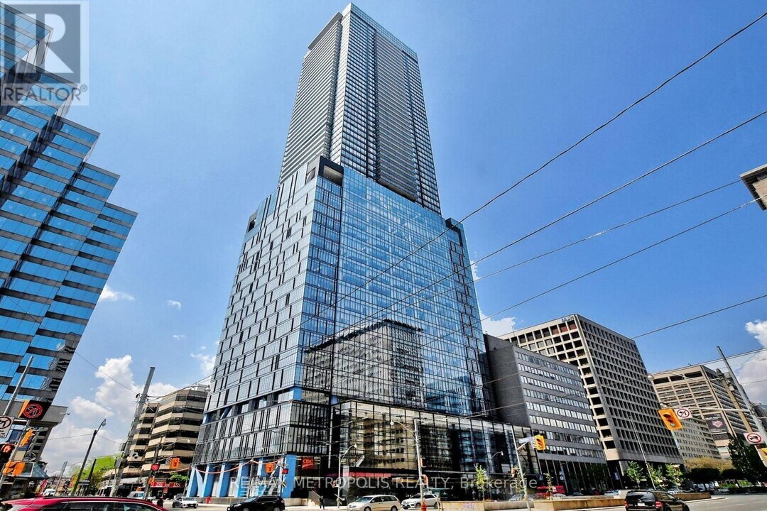 488-2488 University Ave in Toronto, ON - Building Photo