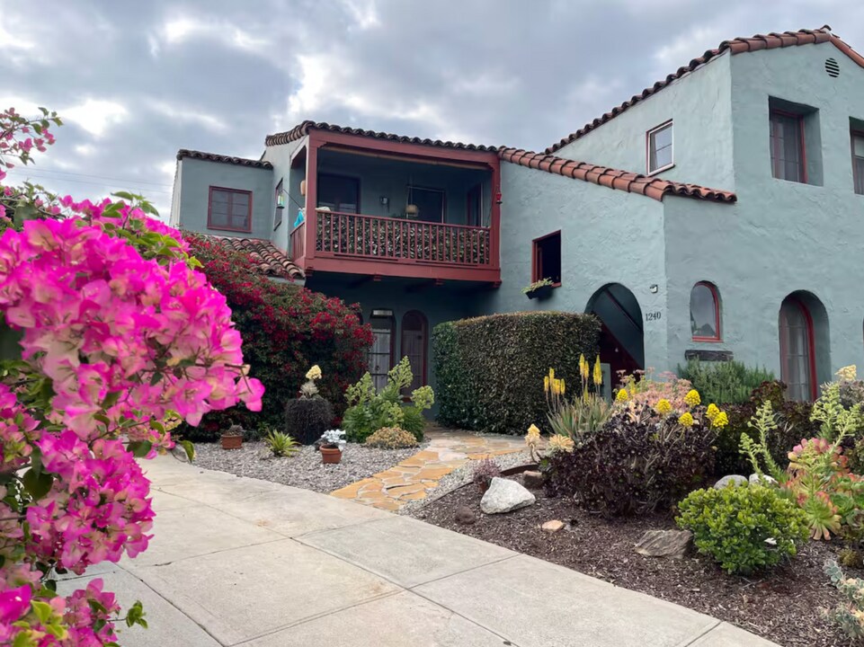 1238 Meadowbrook Ave in Los Angeles, CA - Foto de edificio