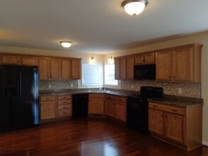 3784 Cindy Jo Dr N in Clarksville, TN - Foto de edificio - Building Photo