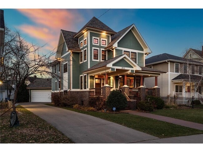 property at 2012 W Laurel Ave