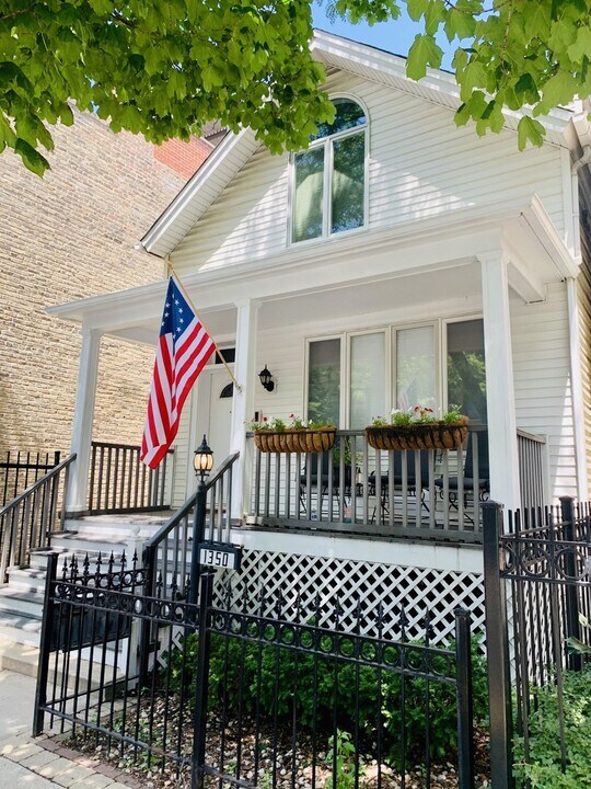 1350 W Webster Ave in Chicago, IL - Building Photo