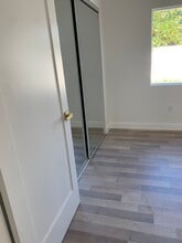 19507 Enadia Way in Reseda, CA - Foto de edificio - Building Photo