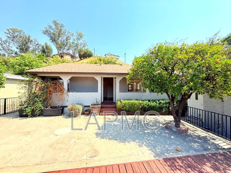 2723 Ballard St in Los Angeles, CA - Building Photo