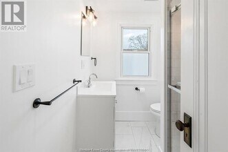 1841 Moy Ave in Windsor, ON - Building Photo - Building Photo