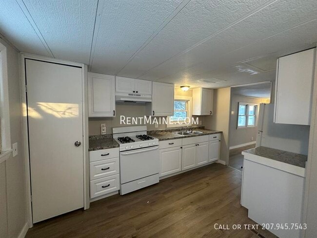 30 Exeter Rd in Corinth, ME - Foto de edificio - Building Photo