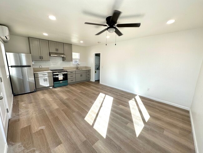 2807 Lincoln Park Ave, Unit Top floor duplex in Los Angeles, CA - Foto de edificio - Building Photo