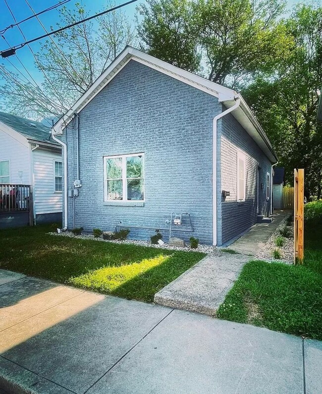 property at 620 E 5th St