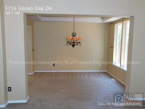 3716 Grand Oak Dr in Newberg, OR - Building Photo - Building Photo