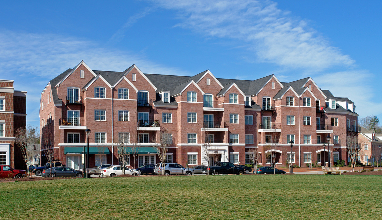 Bennington on the Park in Williamsburg, VA - Building Photo