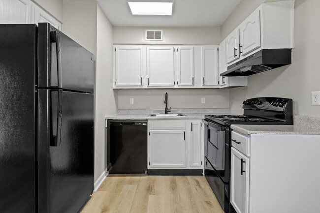 Hills Apartments in Indianapolis, IN - Building Photo - Building Photo