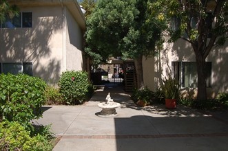 21000 Parthenia St in Canoga Park, CA - Foto de edificio - Building Photo