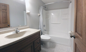 2312 Valleyhigh Dr NW, Unit 103 in Rochester, MN - Foto de edificio - Building Photo