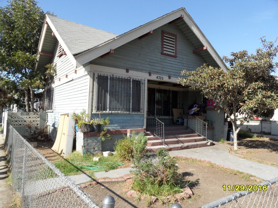 1251 E 43rd Pl in Los Angeles, CA - Building Photo