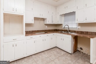 892 Oak Dr in Riverdale, GA - Building Photo - Building Photo