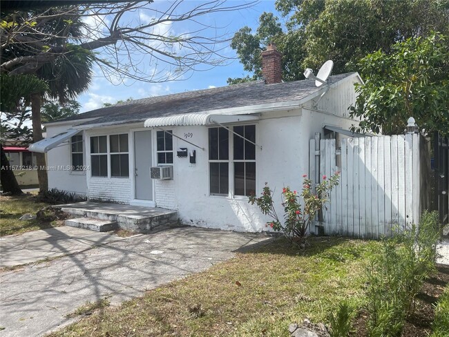 1909 Johnson St in Hollywood, FL - Building Photo - Building Photo