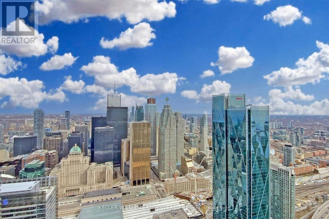 88 Harbour St in Toronto, ON - Building Photo