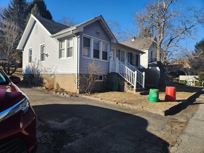 24 Hamilton Ave in Sloatsburg, NY - Building Photo - Building Photo