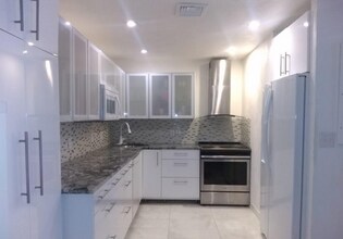 10 Weston Ave, Unit 104 in Quincy, MA - Foto de edificio - Building Photo