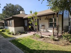 240 Monroe Pl in Monrovia, CA - Foto de edificio - Building Photo