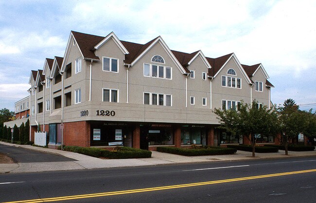 1212 Whitney Ave