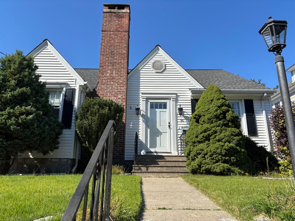 96 Moody Ave in Fairfield, CT - Building Photo