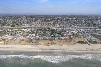218 N Helix Ave in Solana Beach, CA - Building Photo - Building Photo