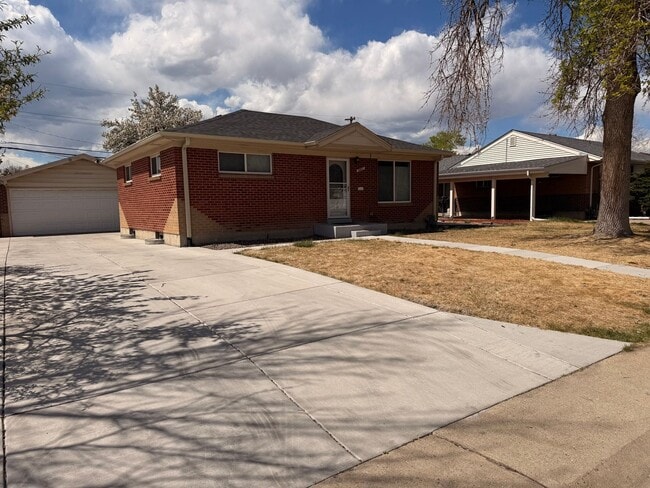 6911 Alan Dr in Denver, CO - Foto de edificio - Building Photo