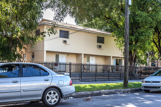 CH Apartments in Miami, FL - Building Photo - Building Photo