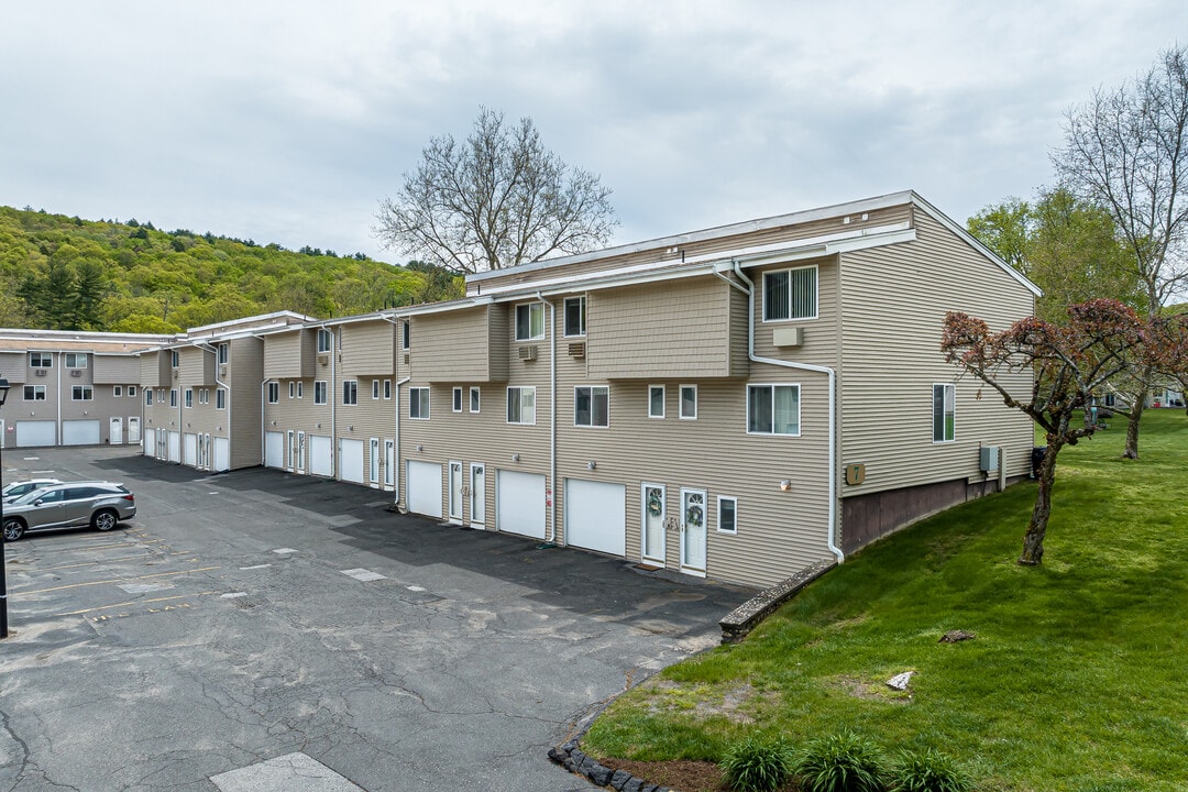 River Run Condominiums in New Hartford, CT - Building Photo