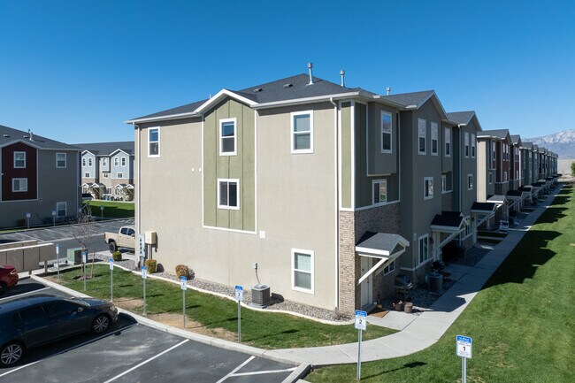 Lochs At Waters Edge in Vineyard, UT - Building Photo - Building Photo