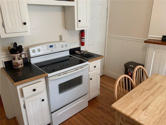 15 Simmons St in Newport, RI - Building Photo - Building Photo
