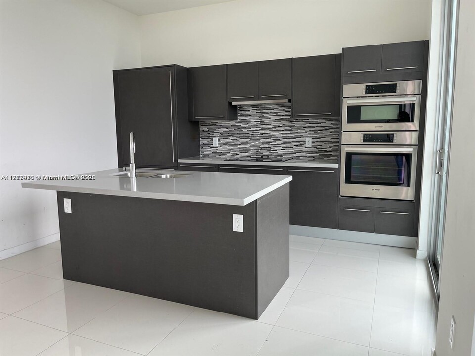 7875 NW 107th Ave in Doral, FL - Building Photo