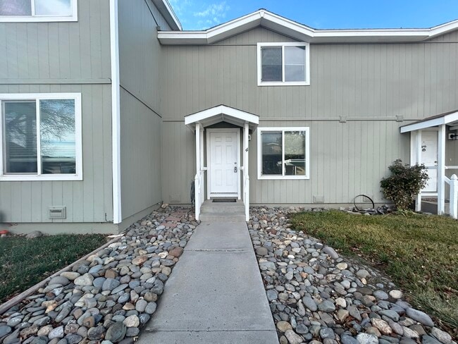 1283 Redwood Cir